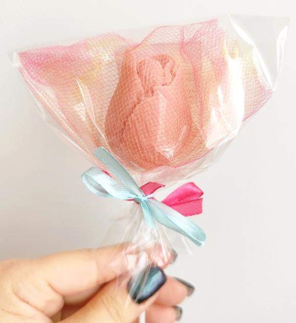 Duży tulipan z pomarańczowej lub truskawkowej czekolady 